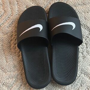 WOMENS NIKE VICTORI ONE SL SWISH SPORT SLIDES - NEVER WORN